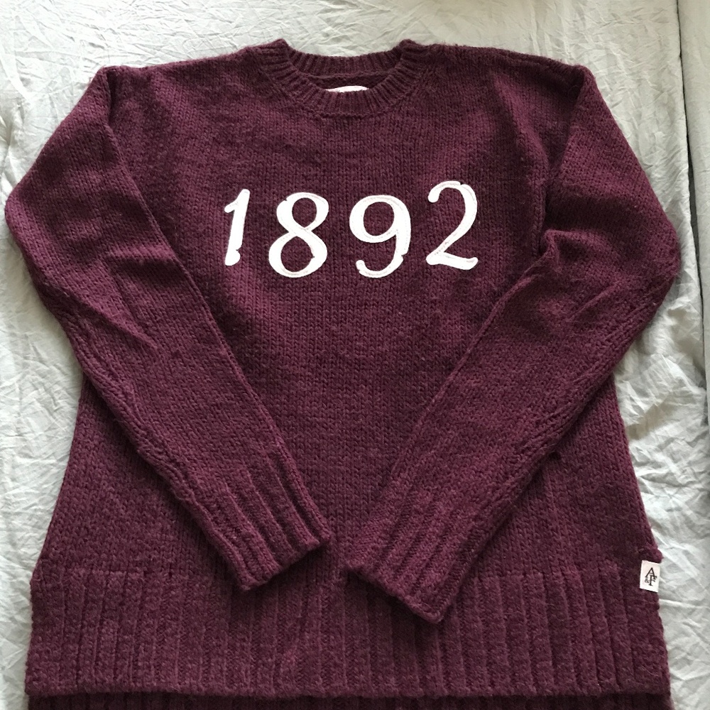 Abercrombie & Fitch Women’s 1892 burgundy sweater